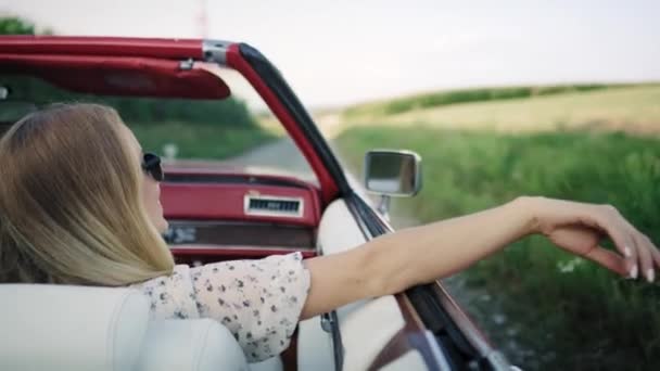 Vídeo Portátil Mulher Acenando Mão Para Fora Carro Tiro Com — Vídeo de Stock