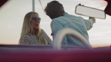 Araba gezisi sırasında çiftlerin flört ettiği videoları izliyordum. 8K 'da kırmızı helyum kamerayla çekildi..