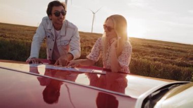 Yolculuğun nereye gittiğini gösteren bir çift videosu. 8K 'da kırmızı helyum kamerayla çekildi..