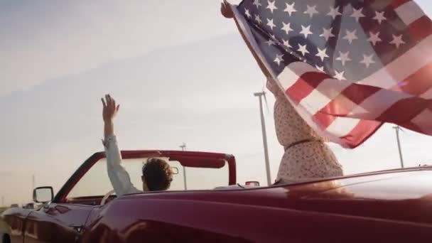 Ręczny Filmik Pary Samochodzie Amerykańską Flagą Nakręcony Aparatem Hel Red — Wideo stockowe