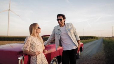 Bir adamın araba gezisi sırasında bir kadına kur yaptığı video. 8K 'da kırmızı helyum kamerayla çekildi.