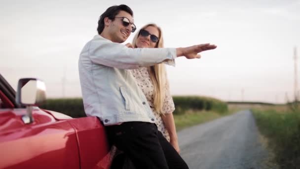 Close Casal Encontro Durante Uma Viagem Carro Tiro Com Câmera — Vídeo de Stock
