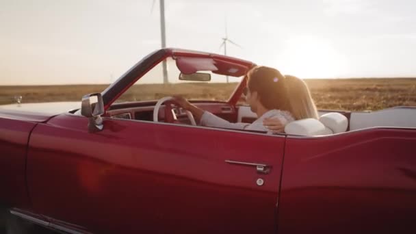 Video Pareja Aleja Convertible Rojo Fotografía Con Cámara Helio Red — Vídeos de Stock