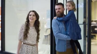 Alışveriş merkezinden aile alışverişi videosu. 8K 'da kırmızı helyum kamerayla çekildi..