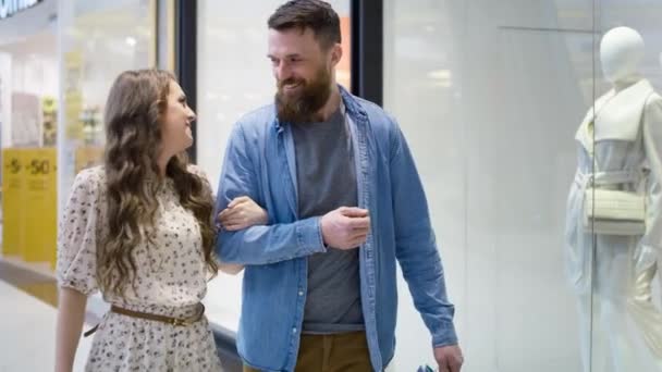 Video Una Pareja Paseando Por Centro Comercial Fotografía Con Cámara — Vídeos de Stock