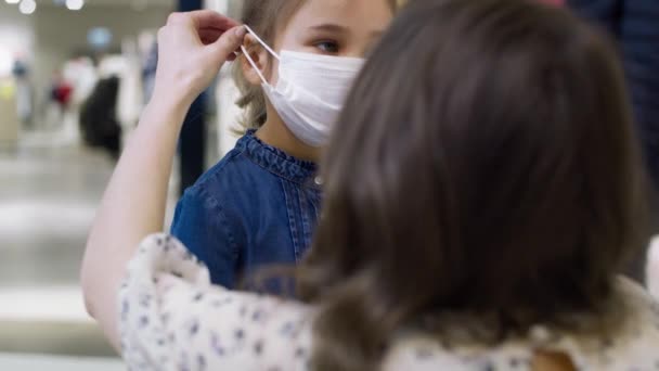Vídeo Mãe Colocando Uma Máscara Protetora Para Sua Filha Tiro — Vídeo de Stock