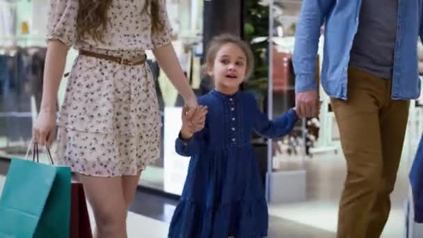 Video Bambina Giocherellona Durante Shopping Centro Commerciale Girato Con Telecamera — Video Stock