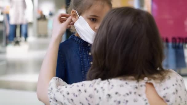 Madre Poniendo Una Máscara Médica Cara Encantadora Hija Fotografía Con — Vídeos de Stock