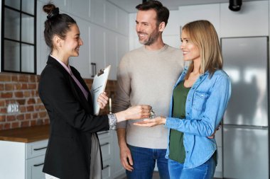 Kendine güveni tam bir emlakçı. Evin anahtarlarını çifte veriyor.                               