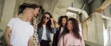 Bir grup arkadaş merdivenlerden iniyor. 8K 'da kırmızı helyum kamerayla çekildi..