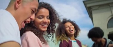 Açık havada dans eden sinirli gençler. 8K 'da kırmızı helyum kamerayla çekildi..