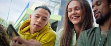 Cep telefonuyla oturan en iyi arkadaş grubunun videosu. 8K 'da kırmızı helyum kamerayla çekildi..