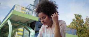 Güzel Brezilyalı kadının sakızlı videosunu kapat. 8K 'da kırmızı helyum kamerayla çekildi..