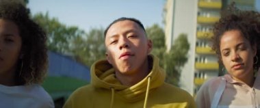 Açık havada duran ciddi bir grup gencin videosunu izliyorum. 8K 'da kırmızı helyum kamerayla çekildi..