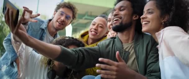 Vídeo Grupo Jovens Fazendo Selfie Livre Tiro Com Câmera Hélio — Vídeo de Stock