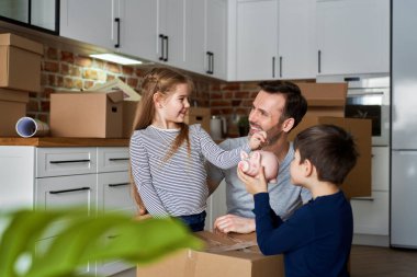 Mutlu ve çocuklu bir baba.                               