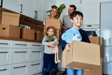 Gülümseyen aile yeni bir eve taşınıyor.                               