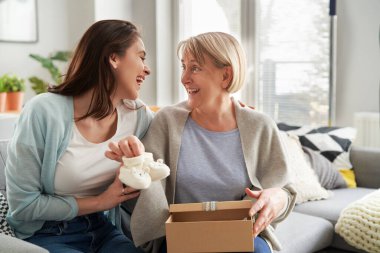 Neşeli kadın anneye büyükanne olacağını söylüyor.                               