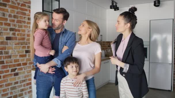 Video Del Agente Inmobiliario Mostrando Familia Nuevo Apartamento Fotografía Con — Vídeo de stock