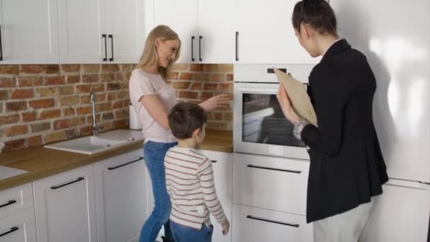 Vídeo Mulher Seu Filho Assistindo Novo Apartamento Tiro Com Câmera — Vídeo de Stock