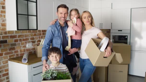 Video Des Porträts Der Familie Einer Neuen Wohnung Aufnahme Mit — Stockvideo