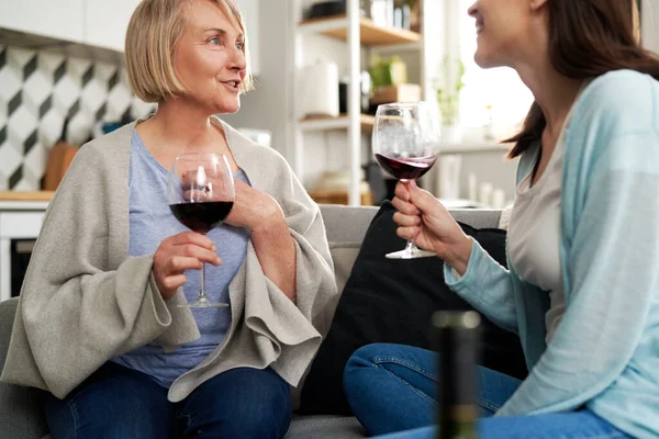 Dos Mujeres Generación Bebiendo Vino Casa — Foto de Stock