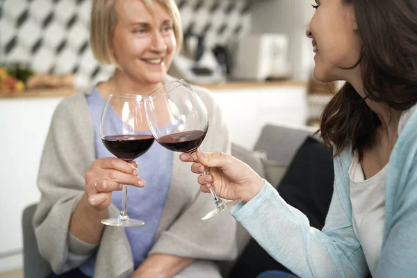 Dos Mujeres Generación Brindando Vino Casa — Foto de Stock