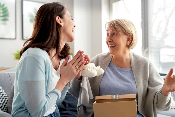 Excited Woman Informs Mom She Become Grandmother — Stock Photo, Image