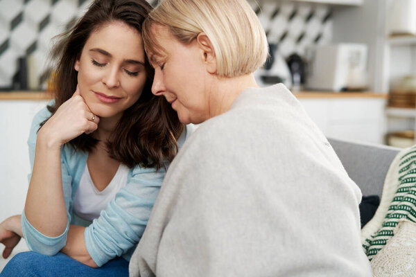 Закройте дома двух грустных женщин