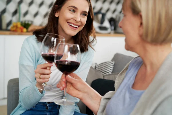 Dvě Šťastné Ženy Doma Připíjejí Víno — Stock fotografie
