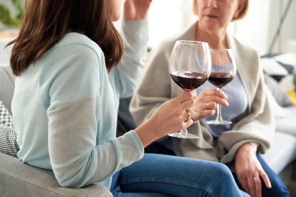 Close Duas Mulheres Bebendo Vinho Casa — Fotografia de Stock