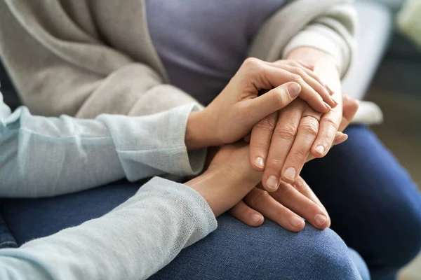 Nahaufnahme Des Händchenhaltens Als Zeichen Der Unterstützung — Stockfoto