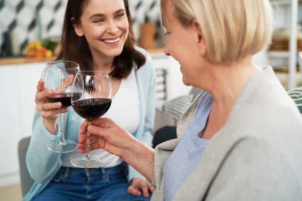 Mulheres Felizes Brindando Vinho Casa — Fotografia de Stock