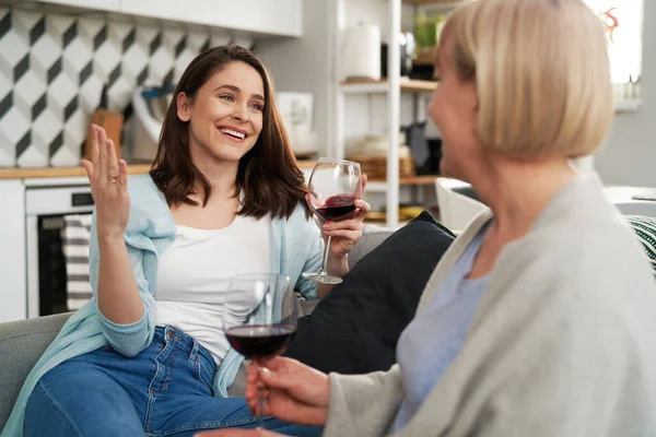 Duas Gerações Mulheres Gastando Tempo Bebendo Vinho Casa — Fotografia de Stock