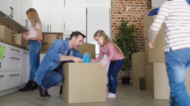 Ruční Video Rodiny Při Stěhování Nového Domova Snímek Red Heliovou — Stock video