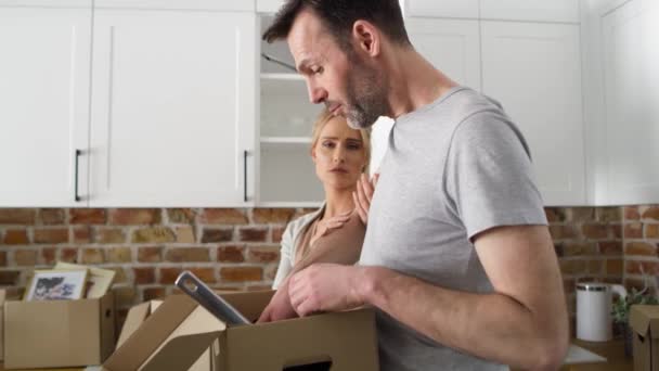 Handheld Video Van Paar Tijdens Het Verhuizen Huis Opgenomen Met — Stockvideo