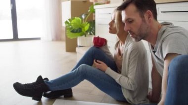 Çiftin daire planını tartışırken videoyu eğ. 8K 'da kırmızı helyum kamerayla çekildi..