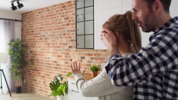 Seguimiento Vídeo Hombre Sorprendente Mujer Nuevo Piso Fotografía Con Cámara — Vídeos de Stock