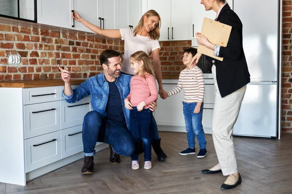 Família Feliz Durante Compra Novo Apartamento — Fotografia de Stock