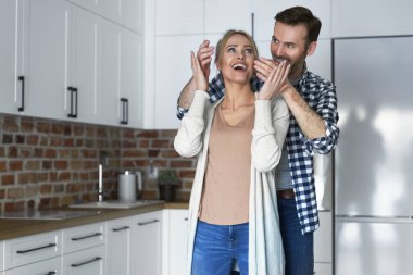 Yeni bir daireye şaşıran bir kadın