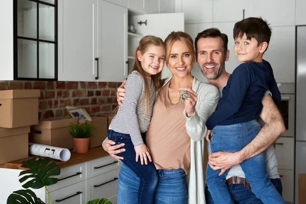 Retrato Família Com Crianças Segurando Chave Para Novo Apartamento — Fotografia de Stock