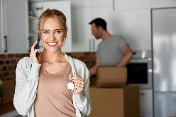 Retrato Mujer Feliz Llamando Sosteniendo Las Llaves Casa —  Fotos de Stock