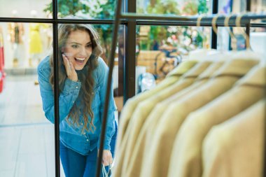 Zevkli kadın dükkan penceresinden gizlice girer.                               