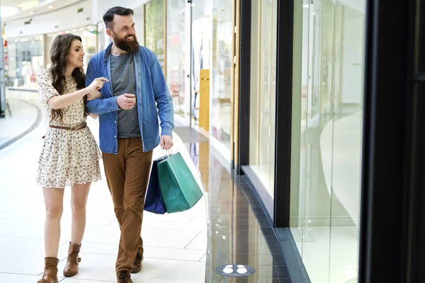 ショッピングモールを歩くショッピングバッグを持つカップル — ストック写真
