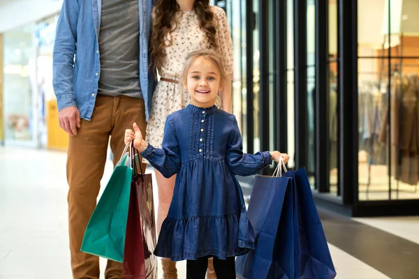 Portrait Petite Fille Pendant Les Courses Centre Commercial — Photo