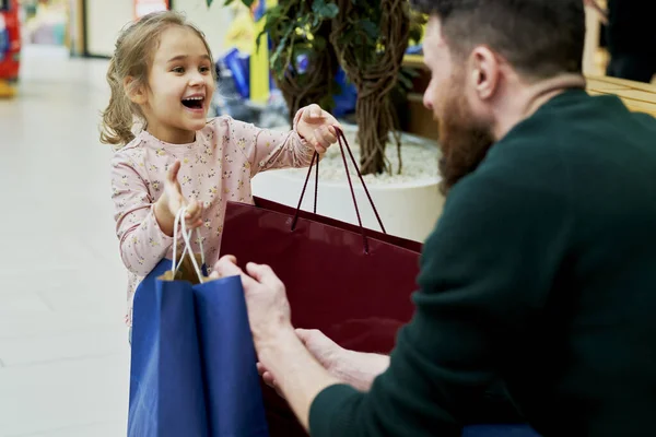 娘を与える彼女のお父さんバッグフルショッピング — ストック写真