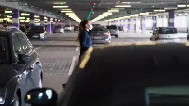 Vue Latérale Femme Marchant Avec Chariot Sur Parking Tourné Avec — Video