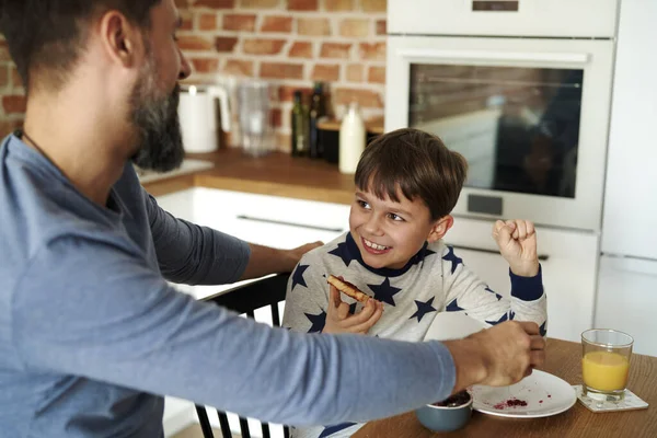 Hombre Adulto Medio Desayunando Con Hijo —  Fotos de Stock