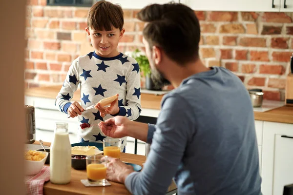 Otec Syn Připravují Společně Snídani — Stock fotografie
