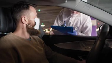 Vücut ısısını ölçerken COVID-19 'u çeken adamın videosu. 8K 'da kırmızı helyum kamerayla çekildi..